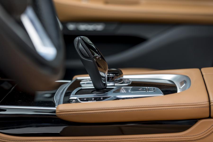 Детали интерьера BMW 750i xDrive M Sport (G11) 2016 года  (NA) (фото 25 из 47)